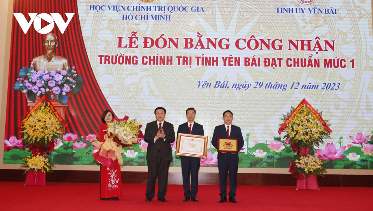 ong-nguyen-xuan-thang-trao-bang-cong-nhan-20231229174421-1703869159.jpg