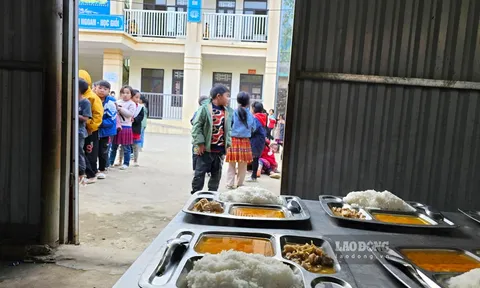 Bữa ăn bán trú của học sinh H’Mông ở điểm trường Sáng Pao