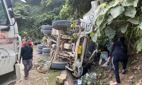 Xe bồn chở bê tông bị lật khiến 2 người thương vong