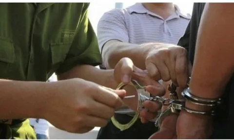 Chủ tịch và phó chủ tịch xã ở Hòa Bình bị bắt vì liên quan vụ bán đất công