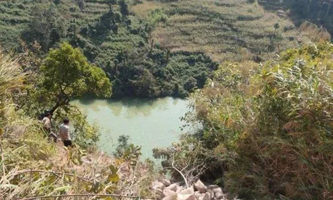 Tìm thấy thi thể tài xế sau gần 48 giờ xe ôtô lật xuống lòng hồ