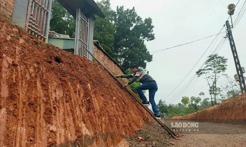 Hộ dân phải bắc thang trèo vào nhà ở Phú Thọ đón niềm vui ngày đầu năm mới