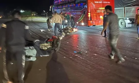 2 xe máy vỡ vụn sau va chạm trên Quốc lộ 6 ngày đầu năm mới