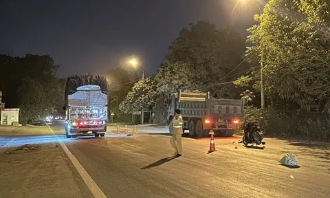 Xe máy va chạm xe tải trên Quốc lộ 6, 1 người tử vong