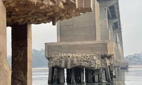 Khai thác cát khiến cầu nối Hà Nội với Phú Thọ bị xói lở