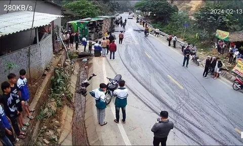 Xe khách lật ngang, đè vào xe máy khiến nhiều người thương vong