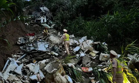 Xe tải chở hoa quả mất lái lao xuống vực trên đường nối cao tốc Nội Bài - Lào Cai