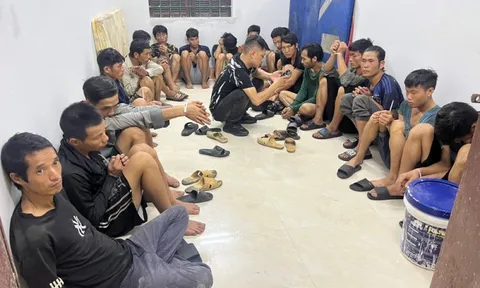 Phát hiện 19 đối tượng dương tính với ma tuý trên một xe ô tô