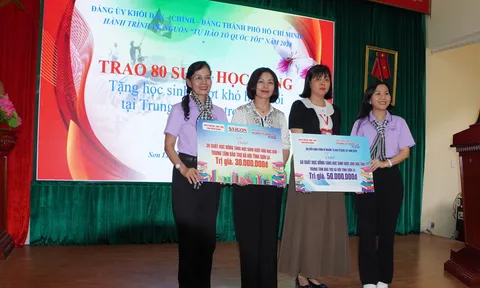 Đảng ủy khối Dân - Chính - Đảng TP HCM và Báo Người Lao Động tặng 1.000 lá cờ Tổ quốc tại Sơn La