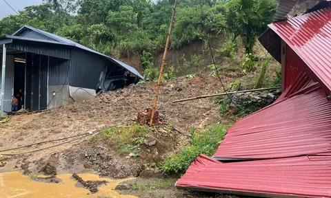 Mưa lớn làm sập nhà dân ở Yên Bái
