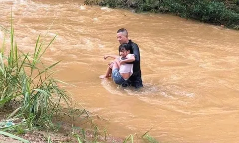 Hai thanh niên lao xuống dòng nước chảy xiết cứu bé gái ở Yên Bái