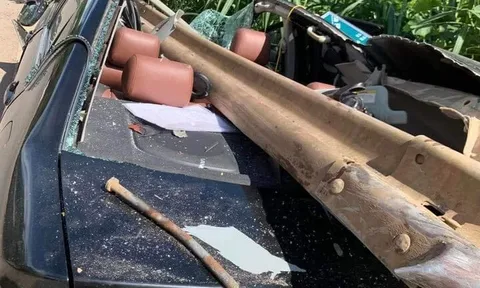 Sơn La: Ô tô đâm vào hộ lan trên quốc lộ, 3 người bị thương