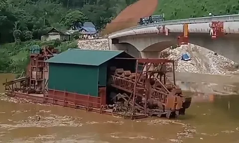 Tàu hút cát mất neo trôi tự do, va vào trụ cầu ở Yên Bái