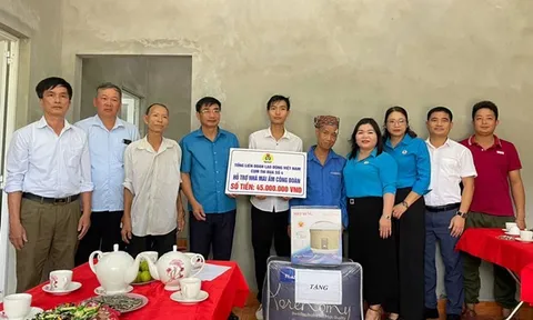Bàn giao nhà Mái ấm Công đoàn cho đoàn viên có hoàn cảnh khó khăn ở Yên Bái