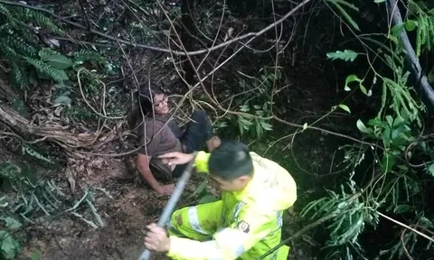 Cứu nữ du khách Mỹ bị ngã dưới hố sâu ở Phú Thọ