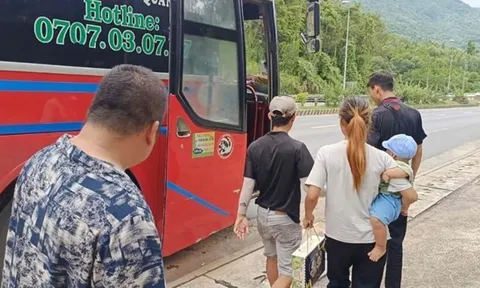 Vợ chồng đi bộ về quê vì bị quỵt lương, phải làm cho ra lẽ