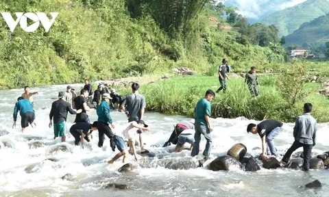 Nỗ lực tìm kiếm cháu bé đuối nước mất tích ở Trạm Tấu (Yên Bái)