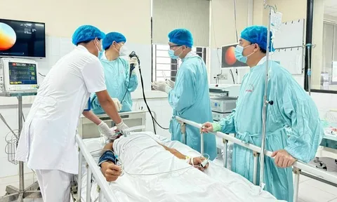 Cơ thể người đàn ông cứng như khúc gỗ vì chiếc cọc tre