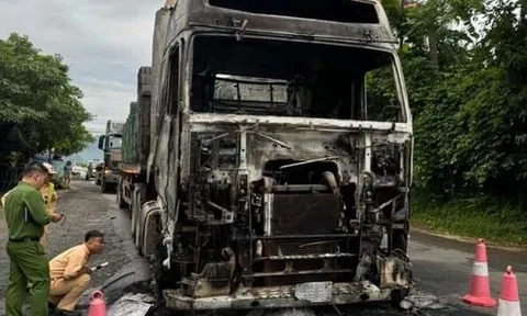 Xe tải bốc cháy trơ khung ở Hoà Bình