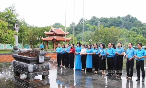 Đoàn công tác Tổng LĐLĐVN dâng hương tại Tuyên Quang