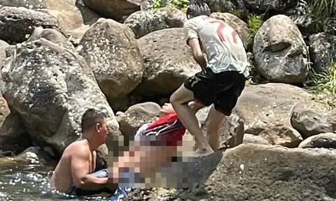 Hai cán bộ công an nhảy xuống suối chảy xiết, kịp cứu người bất tỉnh ở Lai Châu