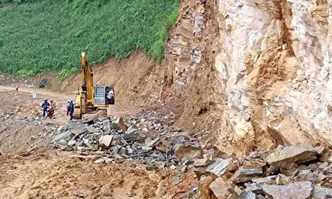 Đá lăn xuống đường khiến 2 cha con ở Hà Giang tử vong