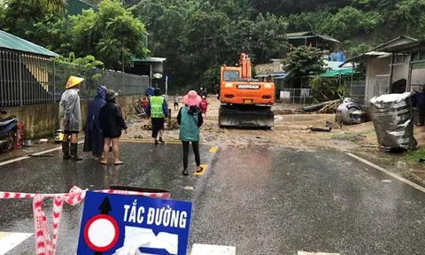 Giao thông trên Quốc lộ 12 bị gián đoạn do mưa lũ