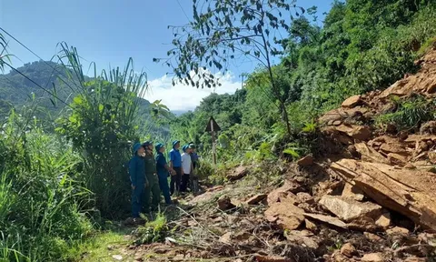 Cứu người đàn ông ở Lào Cai bị đất sạt lở vùi lấp dưới vực sâu 20m