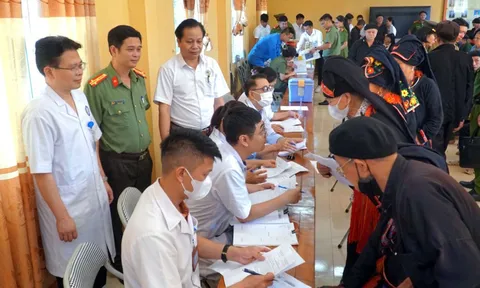 Bệnh viện Phổi Yên Bái khám bệnh, phát thuốc miễn phí cho người dân xã Nậm Mười, huyện Văn Chấn