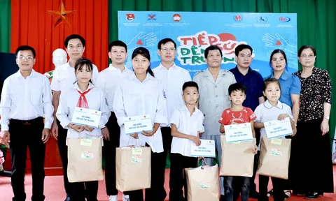 Chương trình “Tiếp sức trẻ khuyết tật đến trường” tại Hà Giang