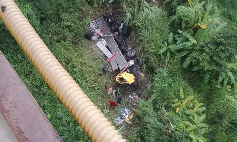 Cao tốc Nội Bài - Lào Cai: Xe tải lao xuống vực, 2 người bị thương