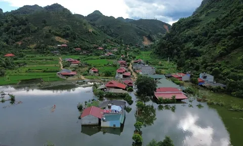 Ngôi làng ở TP Sơn La chìm trong biển nước giữa trời quang