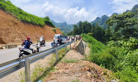 Ô tô lao xuống vực sâu ở Hà Giang rồi bốc cháy, 2 người thương vong