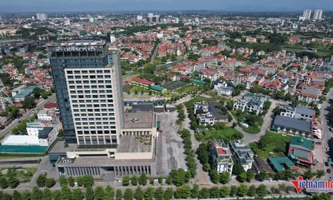 Cảnh sống khốn khổ trong biệt thự bị khu nhà vệ sinh áp sát