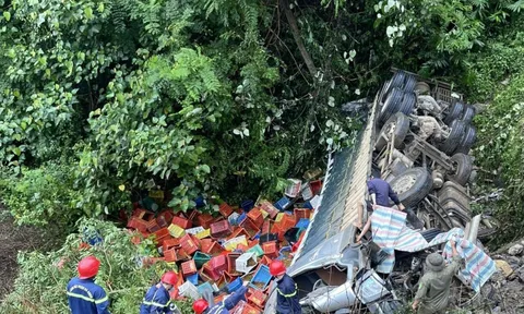 Ô tô lao xuống vực ở Sơn La, 1 người mắc kẹt trong cabin