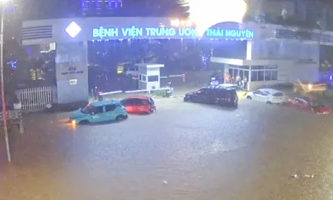 Mưa lớn cuốn trôi ô tô ở Thái Nguyên