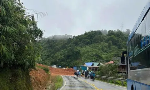 Mưa lũ, sạt lở gây ách tắc giao thông trên nhiều tuyến đường huyết mạch ở Điện Biên