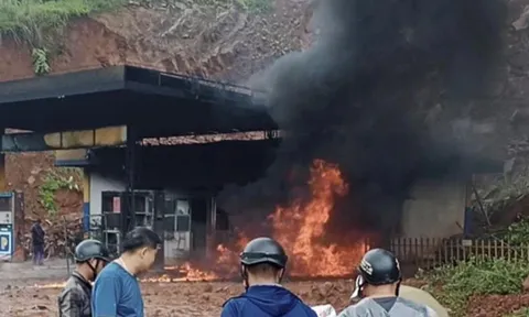 Cây xăng bốc cháy rồi phát nổ lớn ở Điện Biên