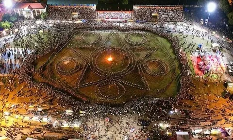 Hơn 3.000 người tham gia Vòng xòe đoàn kết “Lung linh sắc màu Than Uyên - Lai Châu” mừng Tết Độc lập