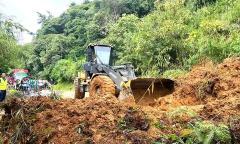 Sạt lở làm "tê liệt" nhiều tuyến đường huyết mạch ở Điện Biên