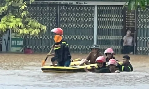 Phố núi Lào Cai hóa sông sau mưa lớn
