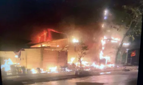 Lào Cai: Bất ngờ lửa bùng phát thiêu rụi 3 ki ốt bán hàng ở Võ Lao lúc rạng sáng