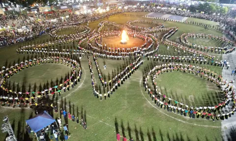 Hơn 2.000 người Lai Châu kết vòng xoè đoàn kết khổng lồ mừng Tết Độc lập