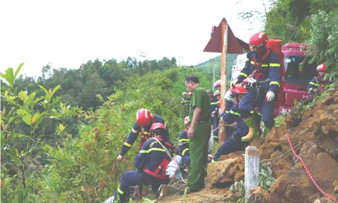 Nữ tài xế tử vong vì lao xe máy xuống vực sâu