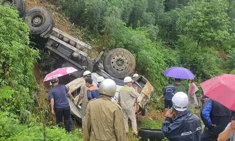 Lào Cai: Xe tải chở máy xúc lao xuống vực sâu, 3 người thương vong