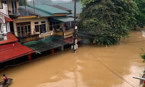 15h ngày 9/9: Nước sông Hồng tại Yên Bái gần cập đỉnh trên báo động 3