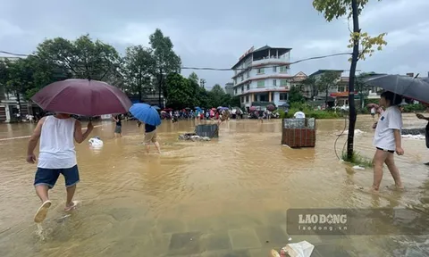 Nước lũ tràn về, Lào Cai dừng cấp nước sạch ở nhiều nơi