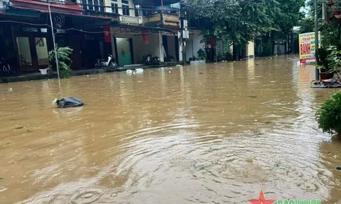 Yên Bái: Lũ dâng cao, TP Yên Bái ngập sâu trong biển nước