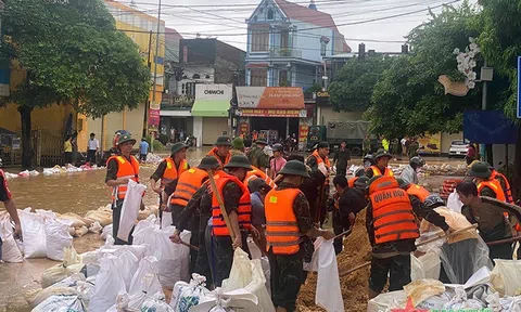 Phú Thọ: Nước lũ tràn đê, sơ tán dân ở thị trấn Hạ Hòa