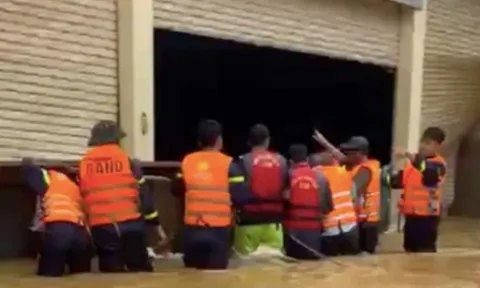 Đoàn cứu trợ ở Yên Bái bị lật thuyền, một người tử vong